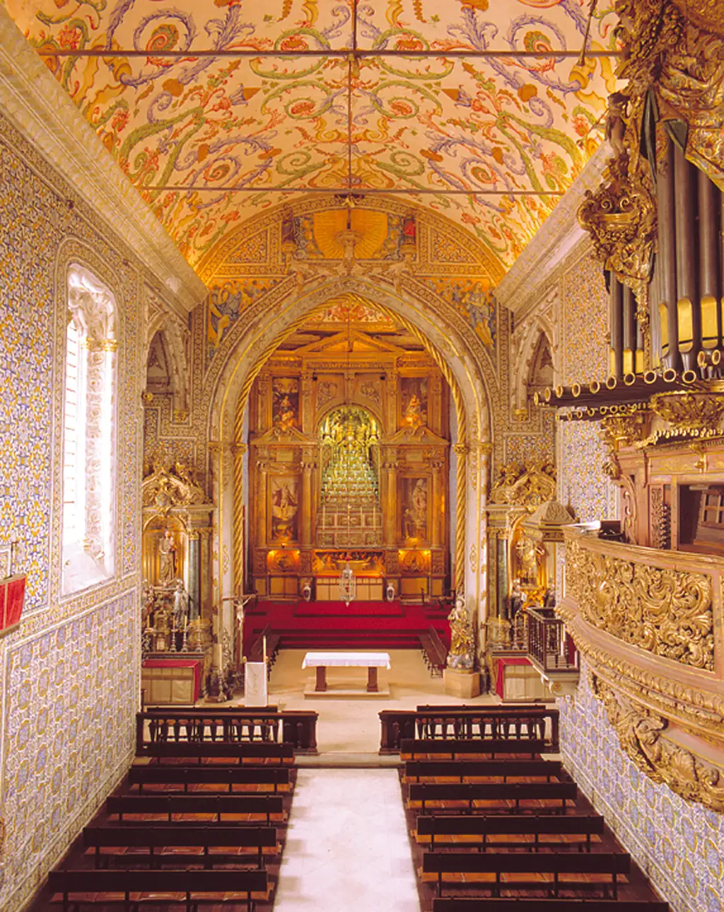 Interior da Capela de S. Miguel, com azulejos e altar dourado